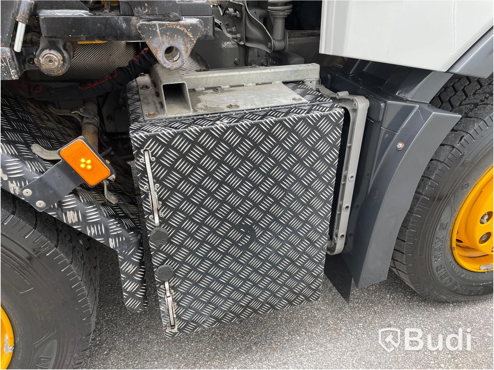 Bodbil Volvo FH 500 8x4 LL Globetrotter med Fassi kran 990 SDZ931 samt trailer CRJ824