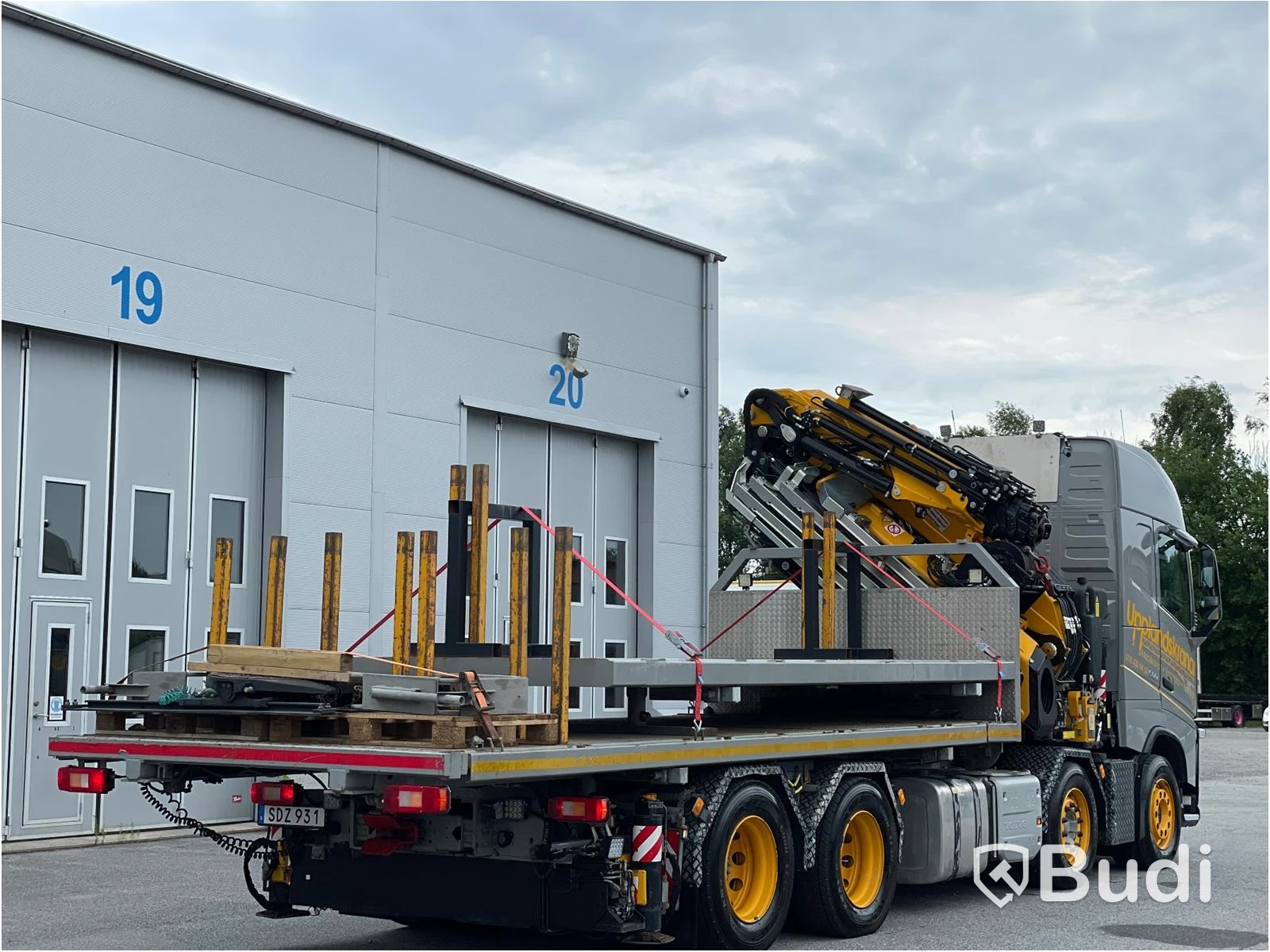 Bodbil Volvo FH 500 8x4 LL Globetrotter med Fassi kran 990 SDZ931 samt trailer CRJ824
