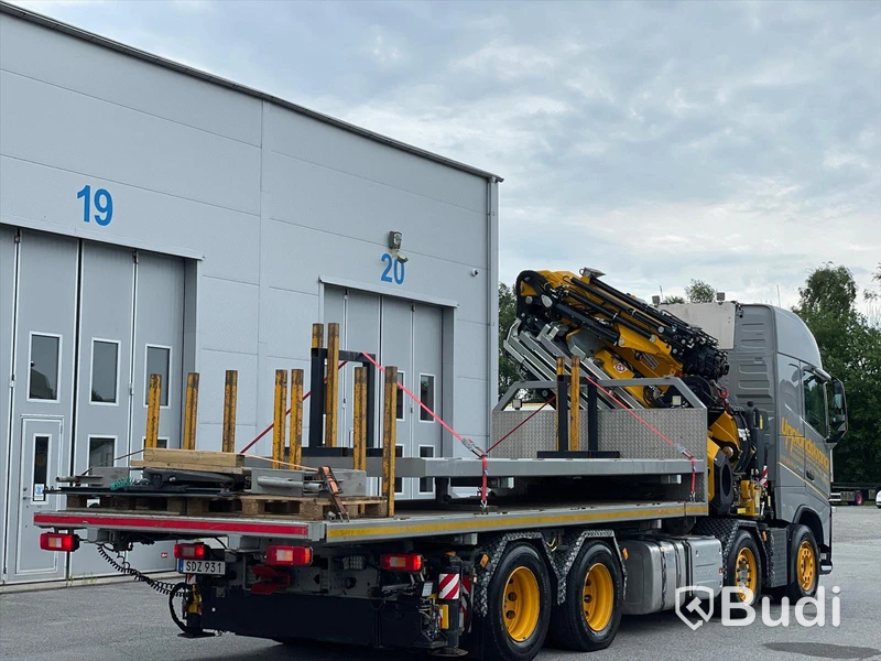 Bodbil Volvo FH 500 8x4 LL Globetrotter med Fassi kran 990 SDZ931 samt trailer CRJ824