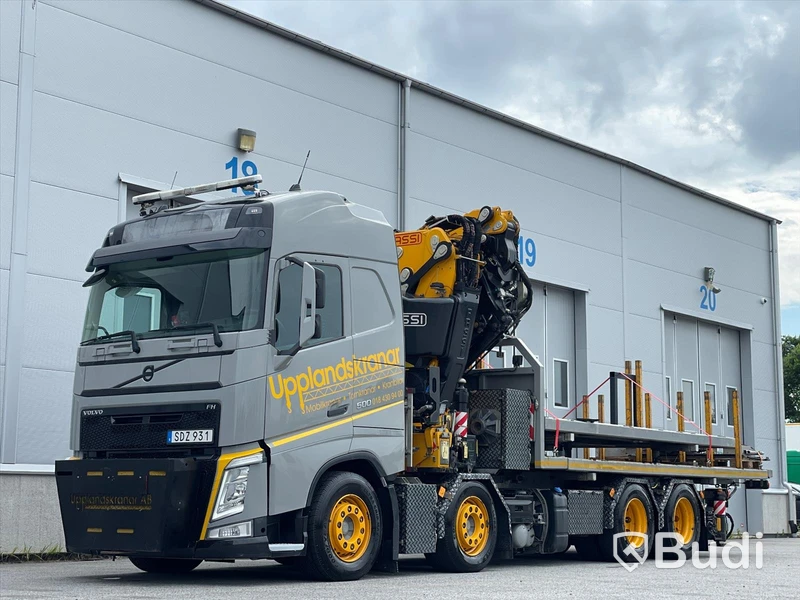 Bodbil Volvo FH 500 8x4 LL Globetrotter med Fassi kran 990 SDZ931 samt trailer CRJ824