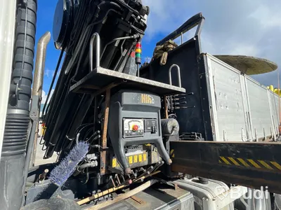 Kranbil Volvo FM 8x4 tippflak med lämmar