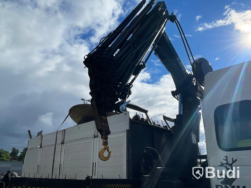 Kranbil Volvo FM 8x4 tippflak med lämmar