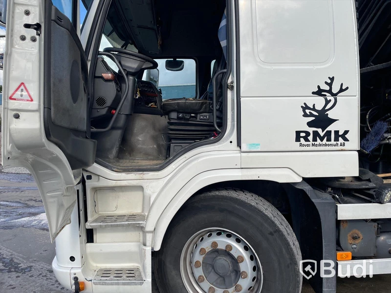 Kranbil Volvo FM 8x4 tippflak med lämmar