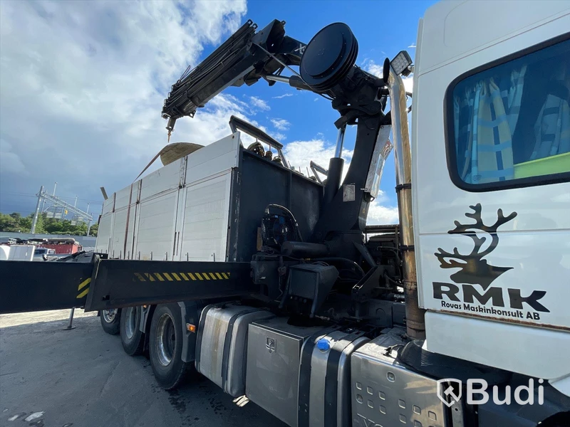 Kranbil Volvo FM 8x4 tippflak med lämmar