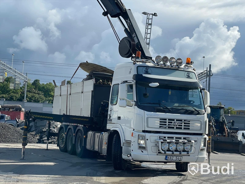 Kranbil Volvo FM 8x4 tippflak med lämmar