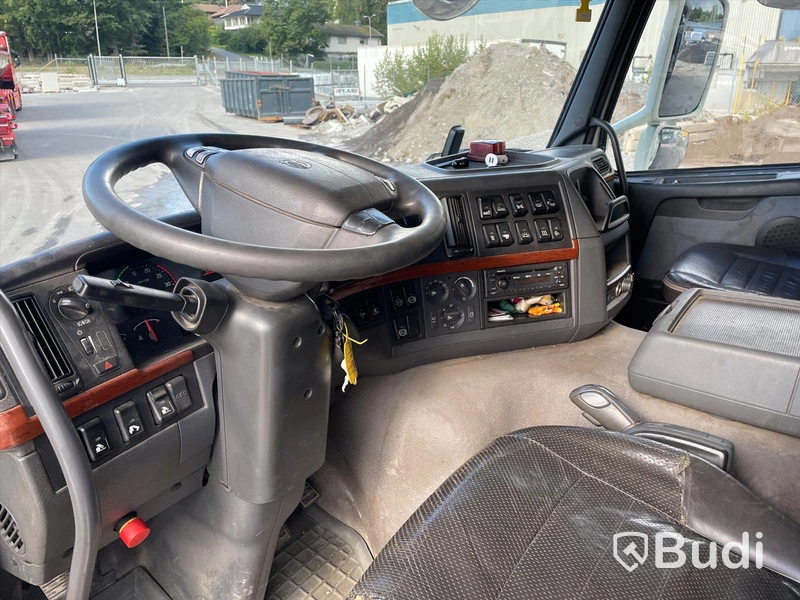 Kranbil Volvo FM 8x4 tippflak med lämmar