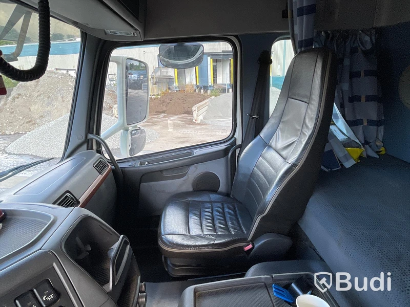 Kranbil Volvo FM 8x4 tippflak med lämmar