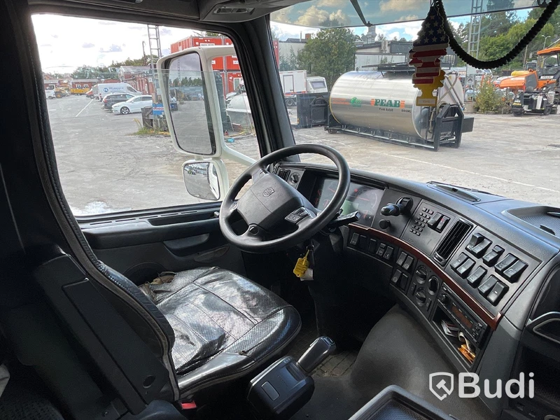 Kranbil Volvo FM 8x4 tippflak med lämmar