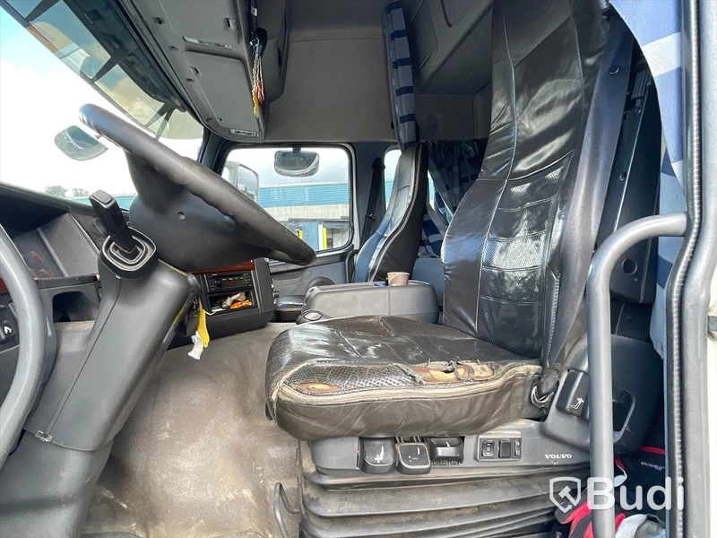 Kranbil Volvo FM 8x4 tippflak med lämmar