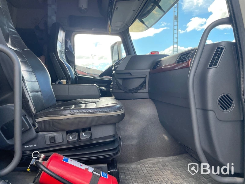 Kranbil Volvo FM 8x4 tippflak med lämmar