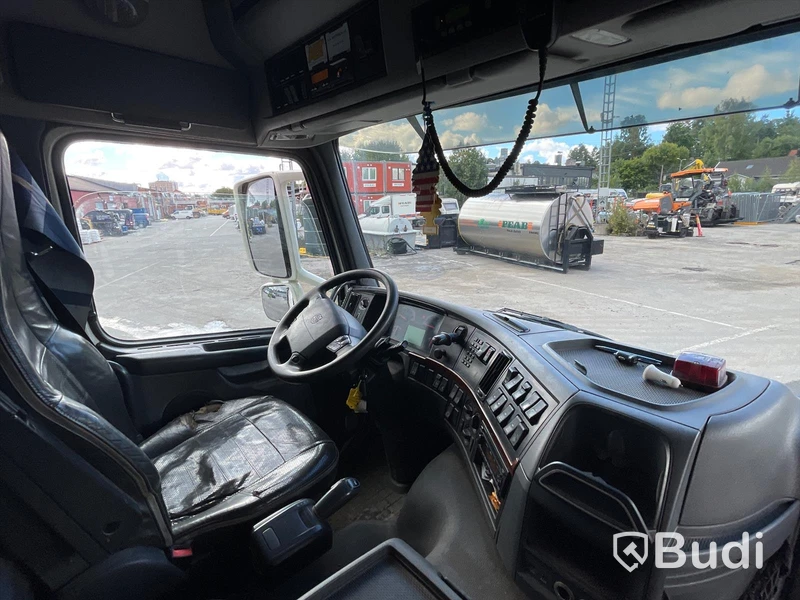 Kranbil Volvo FM 8x4 tippflak med lämmar