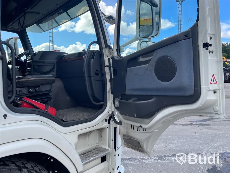 Kranbil Volvo FM 8x4 tippflak med lämmar