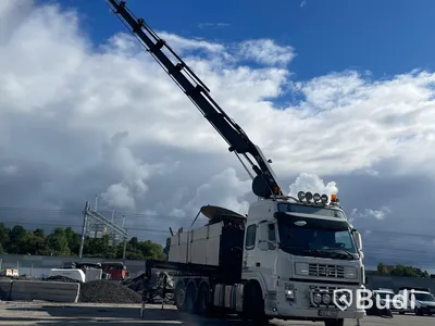 Kranbil Volvo FM 8x4 tippflak med lämmar
