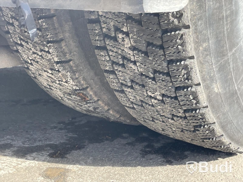 Kranbil Volvo FM 8x4 tippflak med lämmar