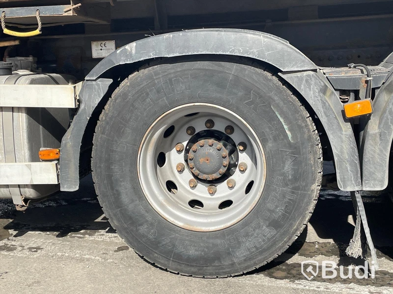 Kranbil Volvo FM 8x4 tippflak med lämmar
