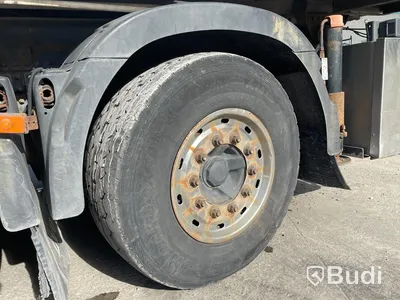 Kranbil Volvo FM 8x4 tippflak med lämmar