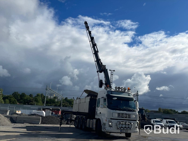 Kranbil Volvo FM 8x4 tippflak med lämmar