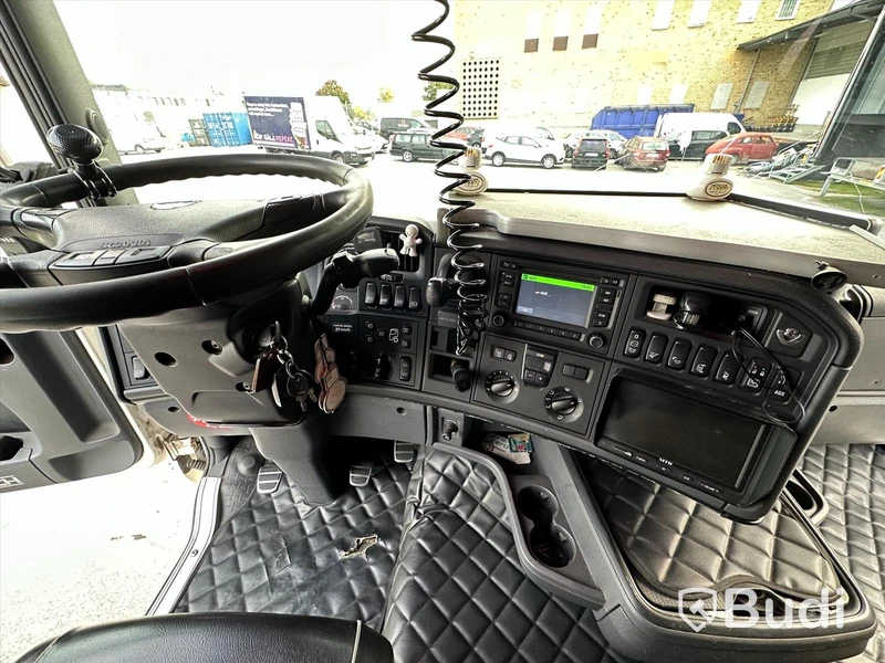 Lastbil Scania V8 R520 6x2 med Hiab lastväxlare 18T