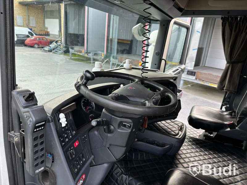 Lastbil Scania V8 R520 6x2 med Hiab lastväxlare 18T