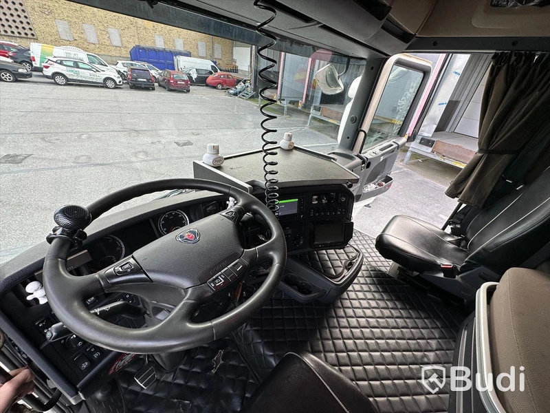Lastbil Scania V8 R520 6x2 med Hiab lastväxlare 18T