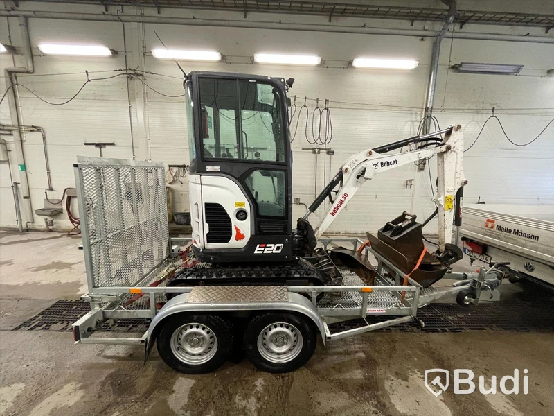 Grävmaskin Bobcat E20 | tre skopor | Tillhörande släp