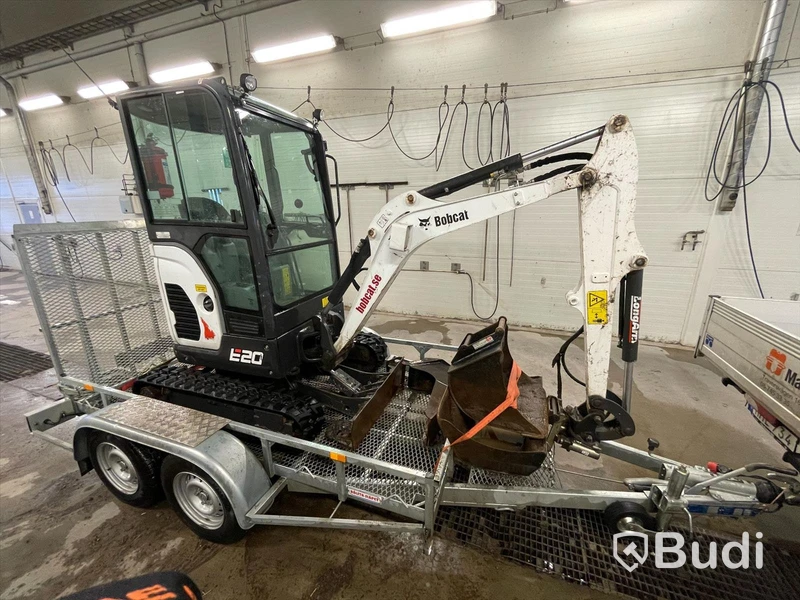 Grävmaskin Bobcat E20 | tre skopor | Tillhörande släp