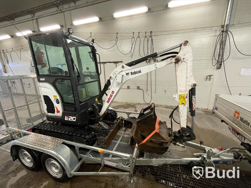 Grävmaskin Bobcat E20 | tre skopor | Tillhörande släp