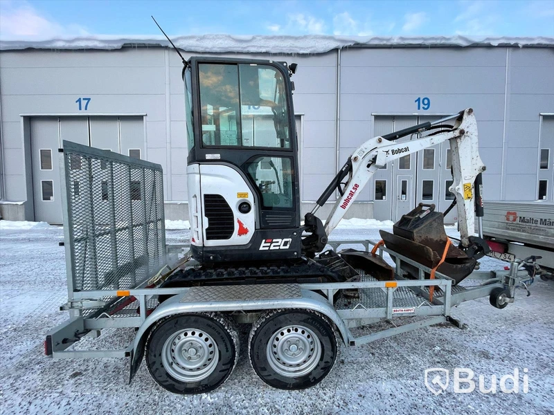 Grävmaskin Bobcat E20 | tre skopor | Tillhörande släp