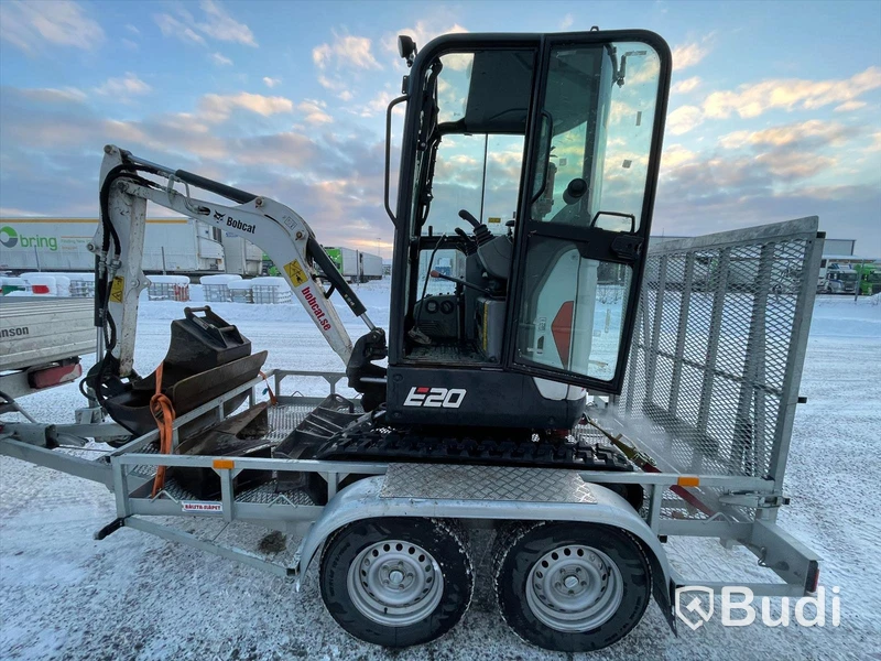 Grävmaskin Bobcat E20 | tre skopor | Tillhörande släp