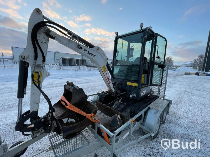 Grävmaskin Bobcat E20 | tre skopor | Tillhörande släp