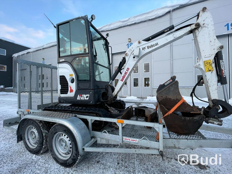 Grävmaskin Bobcat E20 | tre skopor | Tillhörande släp