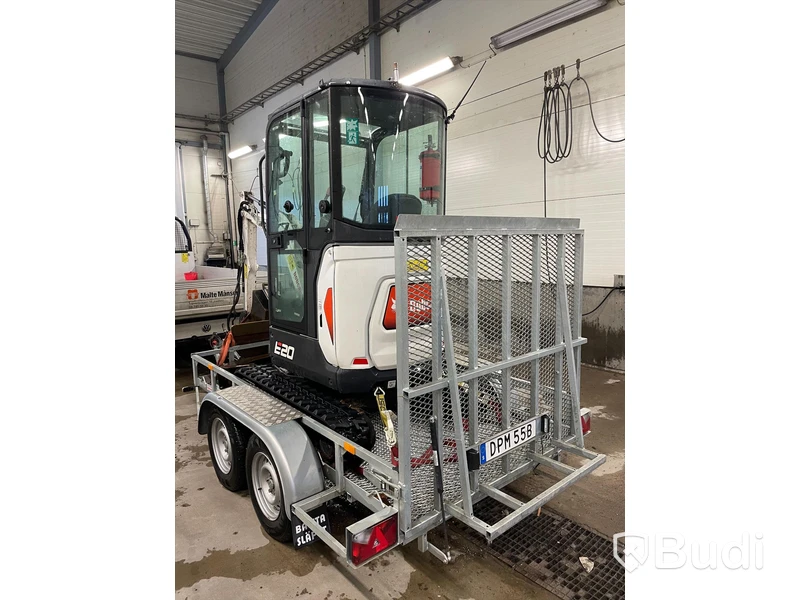 Grävmaskin Bobcat E20 | tre skopor | Tillhörande släp