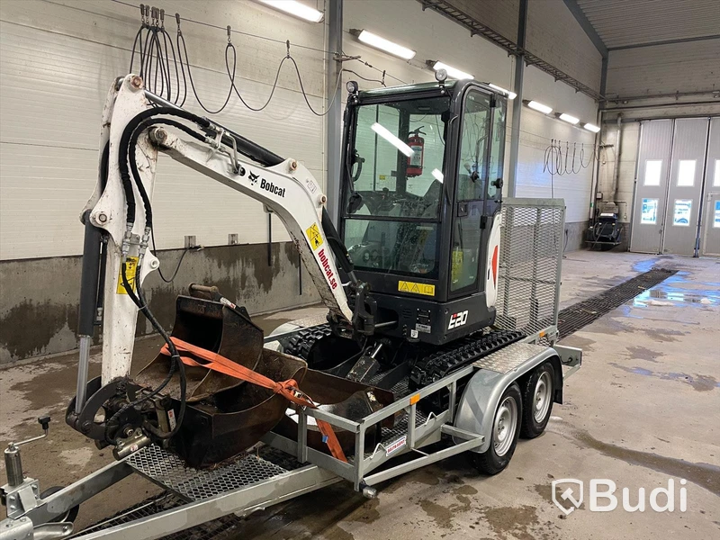 Grävmaskin Bobcat E20 | tre skopor | Tillhörande släp