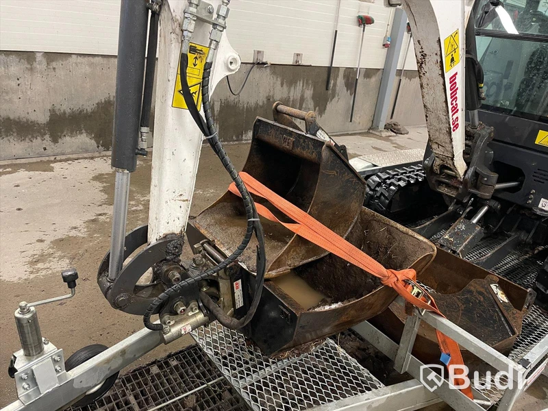 Grävmaskin Bobcat E20 | tre skopor | Tillhörande släp
