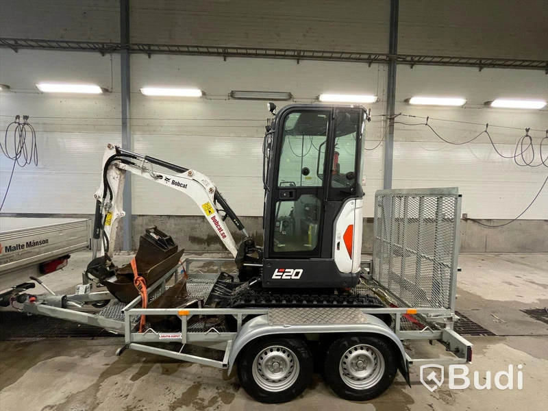 Grävmaskin Bobcat E20 | tre skopor | Tillhörande släp