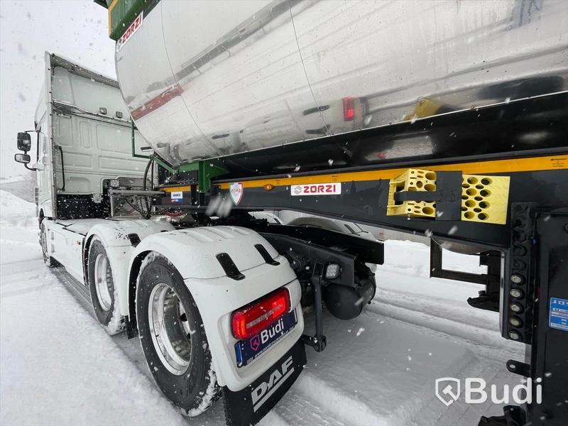 Lastbil DAF XF 530 SSC med schakttrailer/isolerad för asfalt