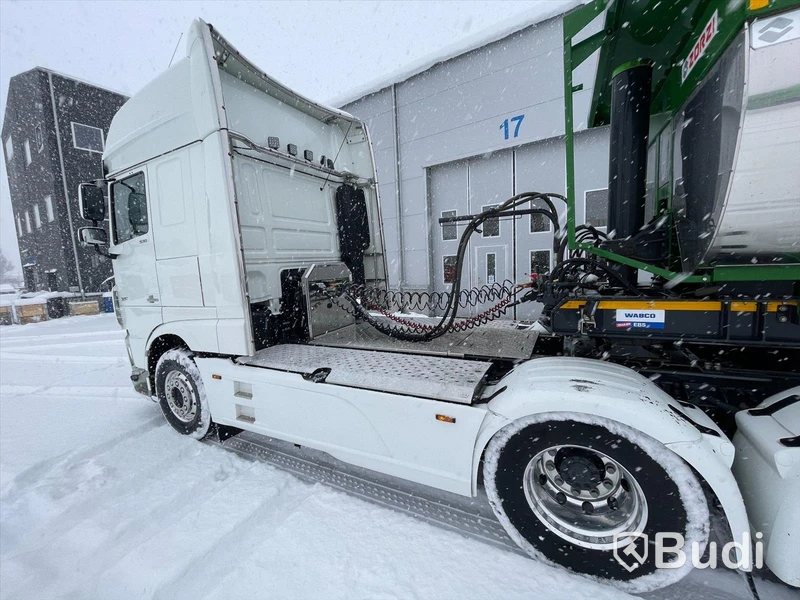 Lastbil DAF XF 530 SSC med schakttrailer/isolerad för asfalt