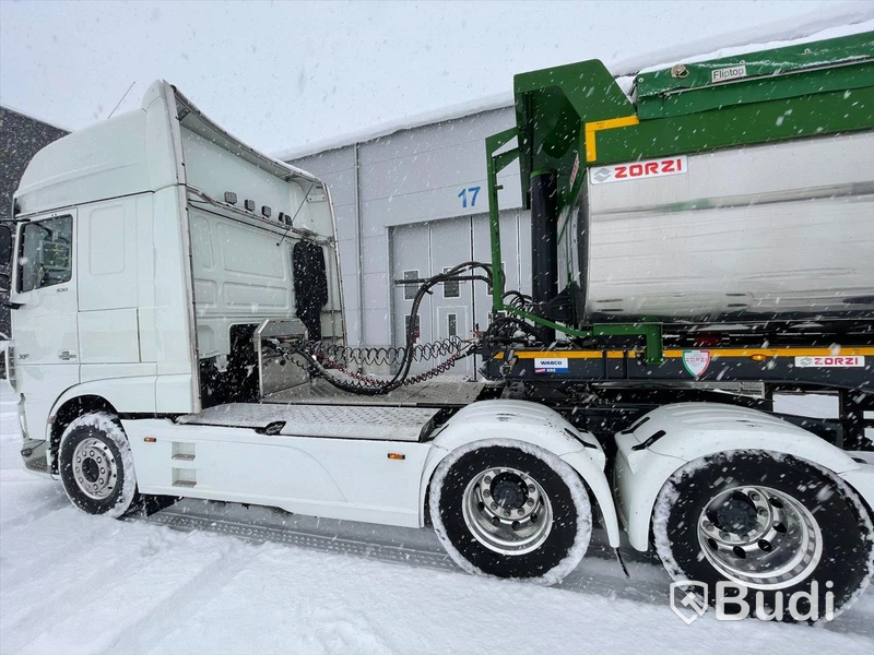 Lastbil DAF XF 530 SSC med schakttrailer/isolerad för asfalt