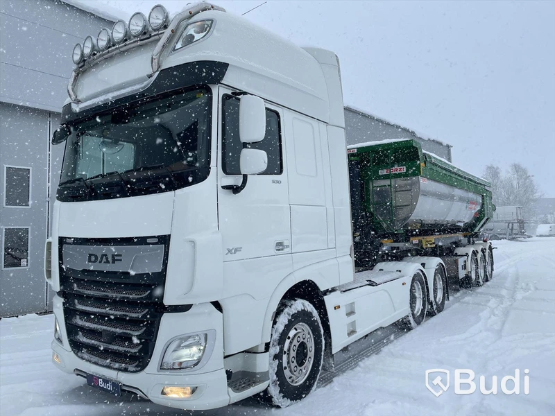 Lastbil DAF XF 530 SSC med schakttrailer/isolerad för asfalt
