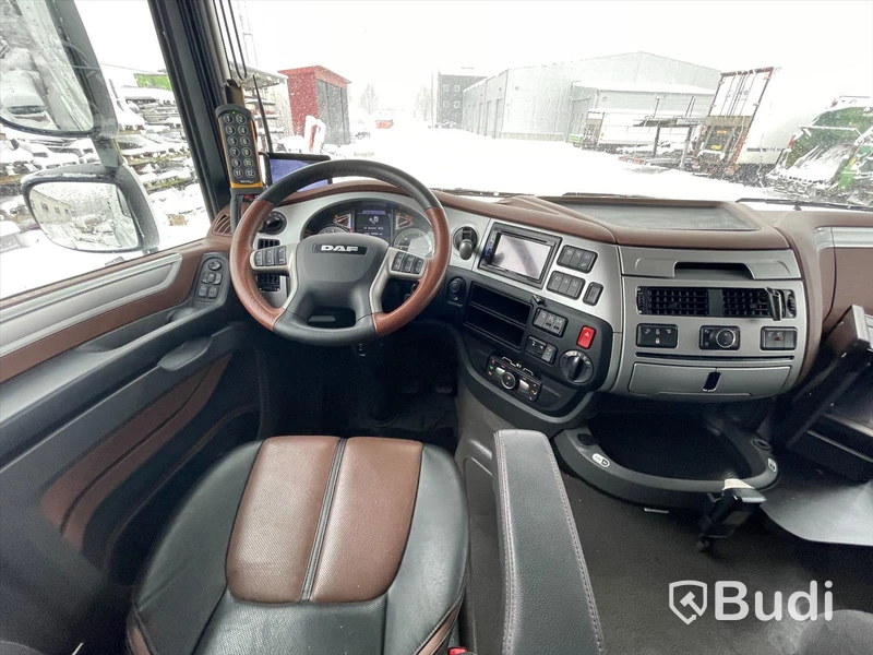 Lastbil DAF XF 530 SSC med schakttrailer/isolerad för asfalt