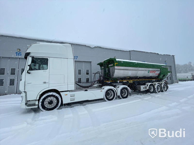 Lastbil DAF XF 530 SSC med schakttrailer/isolerad för asfalt