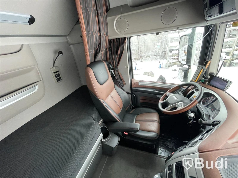 Lastbil DAF XF 530 SSC med schakttrailer/isolerad för asfalt