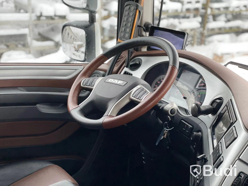 Lastbil DAF XF 530 SSC med schakttrailer/isolerad för asfalt
