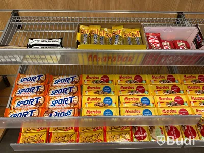 Diverse hyllor inklusive innehåll