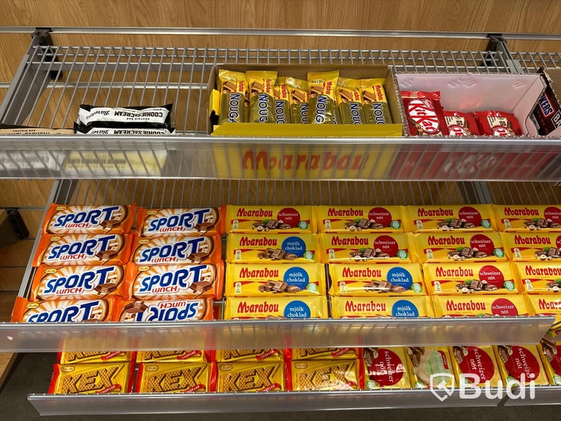 Diverse hyllor inklusive innehåll