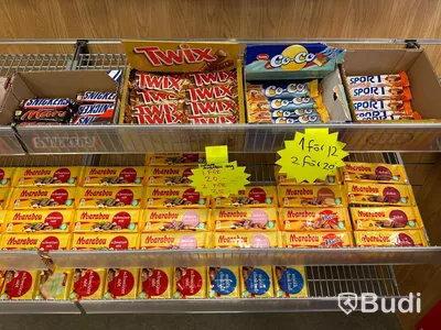 Diverse hyllor inklusive innehåll