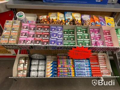 Diverse hyllor inklusive innehåll