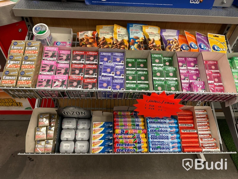Diverse hyllor inklusive innehåll