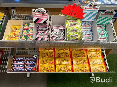 Diverse hyllor inklusive innehåll