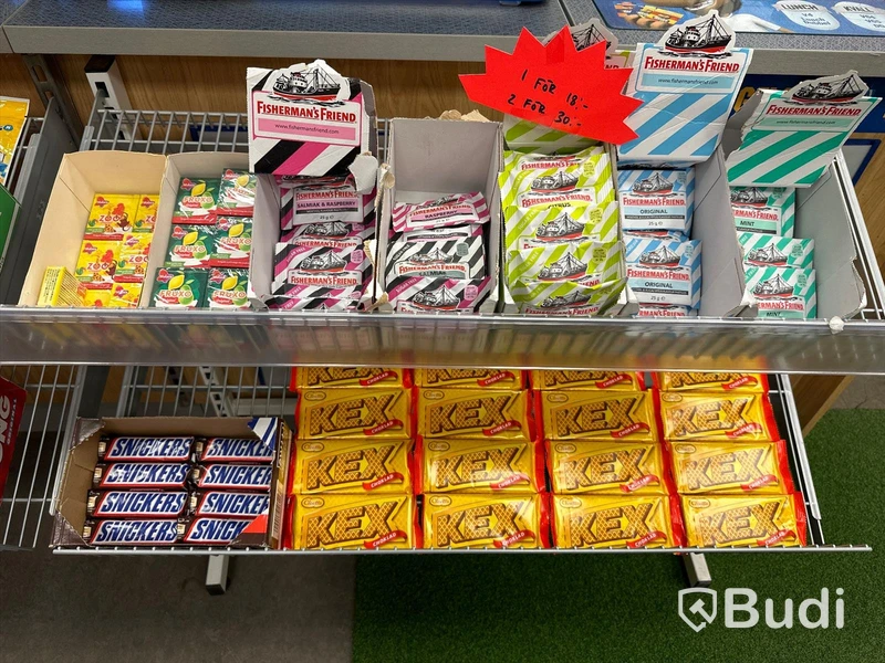 Diverse hyllor inklusive innehåll